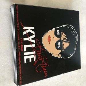 Eyeshadow palette and velvet liquid lipstick